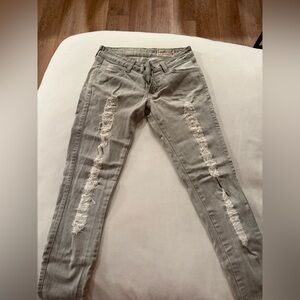 Distressed grey skinny jeans with heart details #grungevibes